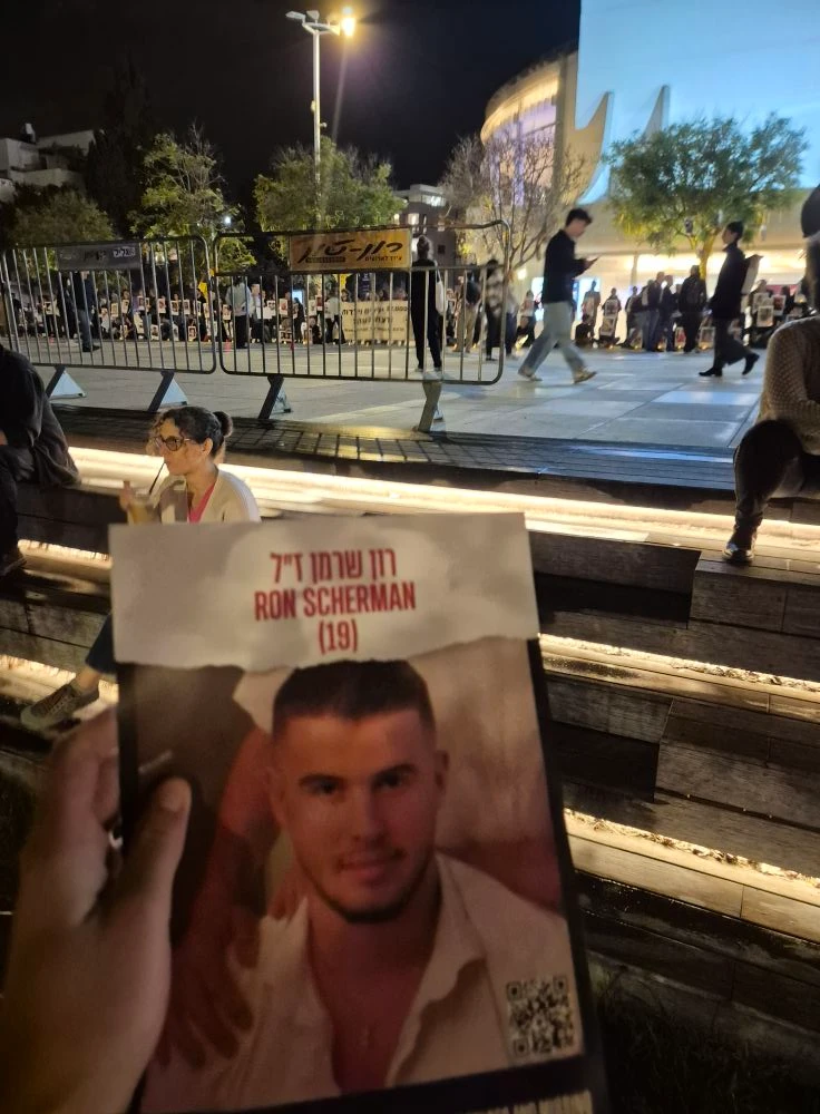 שרמן עם תמונת בנה בכיכר הבימה