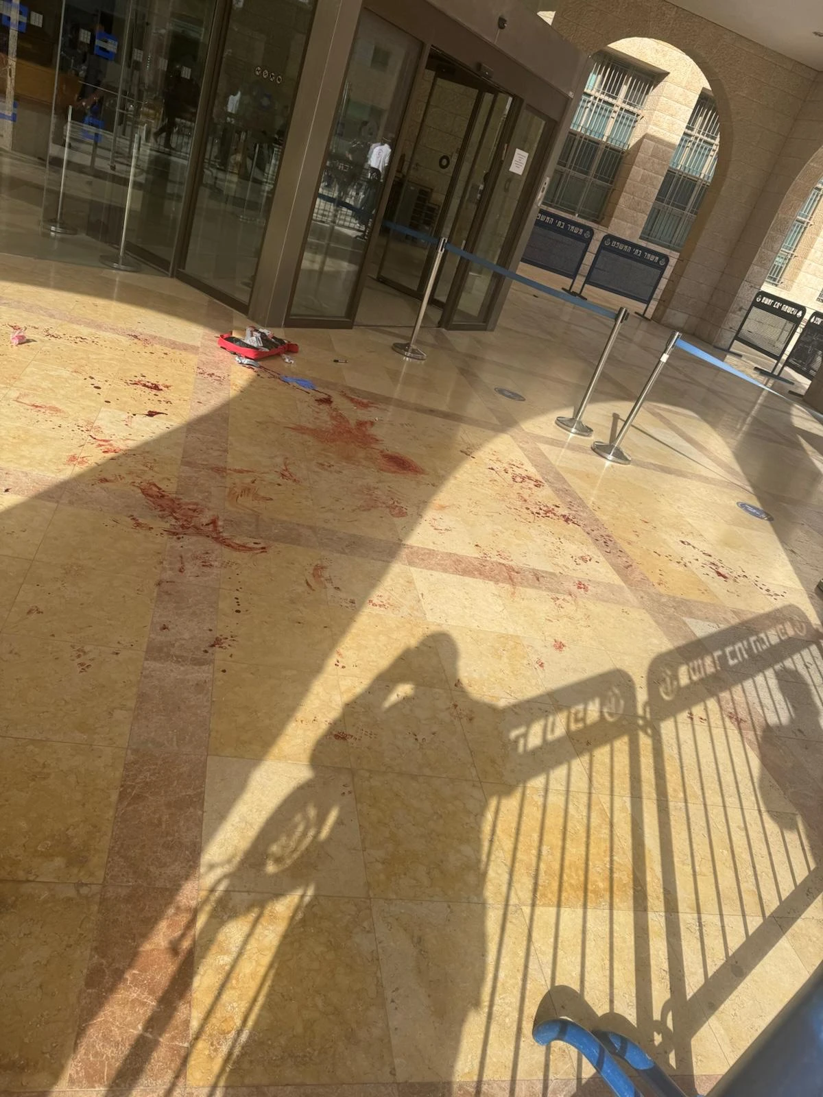 זירת הדקירות בכניסה לבית המשפט בבאר שבע