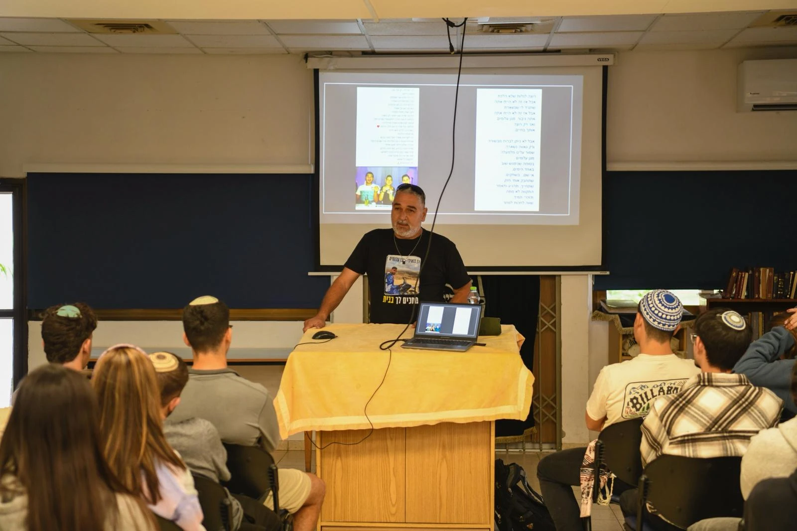 איציק גואילי עם חניכי מכינת יונתן בעלומים