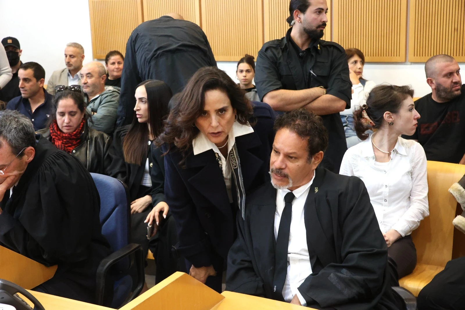 מיכל זגורי, אשתו של ניבי, עם עורכי הדין, הכרעת דין ניבי זגורי נאשם ברצח וקשר לביצוע פשע, בימ"ש מחוזי באר שבע