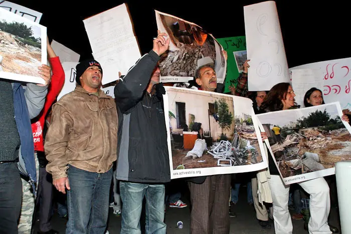 ההפגנה מול ביתו של חולדאי. ח"כ דב חנין הגיע להביע את תמיכתו בתושבי השכונה