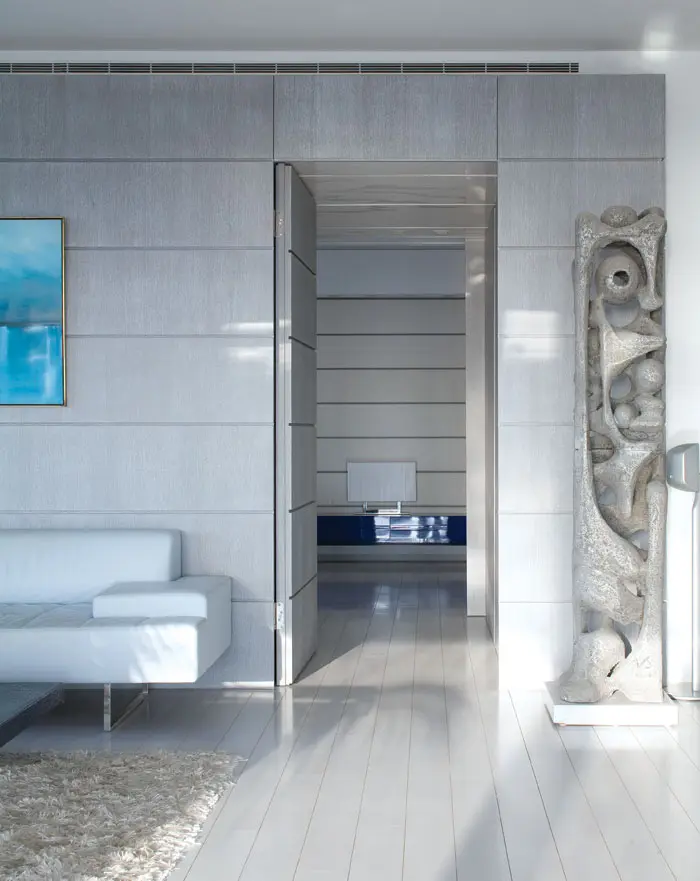 דלת, שהיא למעשה יחידה אחת עם הקיר, דרכה עוברים לאזור המגורים של הדירה