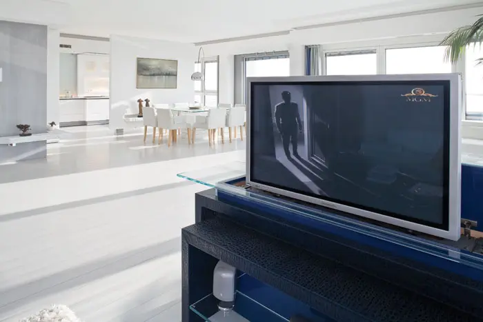 מסך הפלזמה נשלף מהרהיט שעוצב על ידי שלמה פרנקל