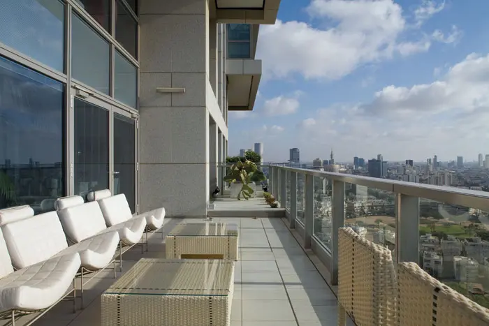 שעת בין ערביים במרפסת אליה יוצאים מהסלון ומשקפים מערבה