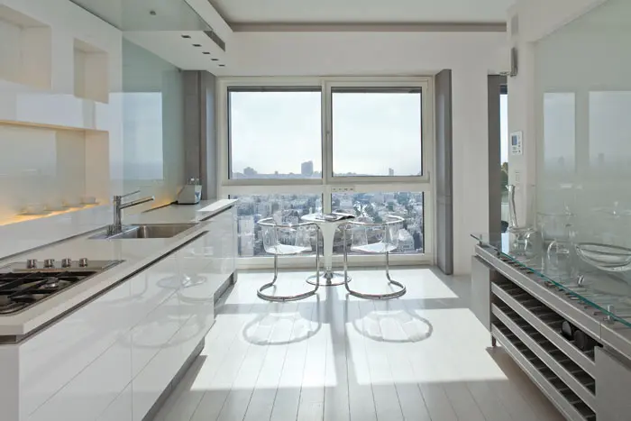 בצידי המטבח קירות זכוכית חלבית עם תאורה נסתרת