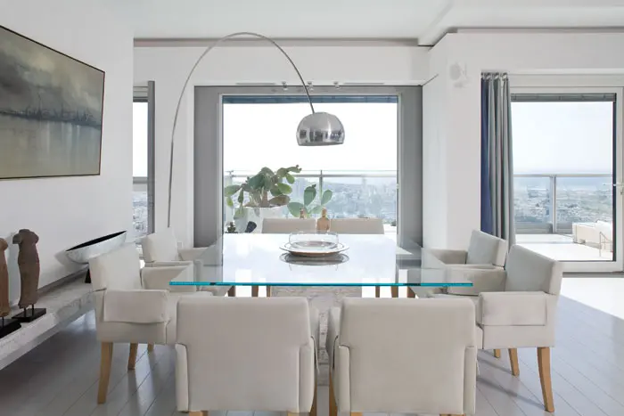 שני שליש מהדירה הוקדשו לאזור האירוח, כל הדירה חופתה ברצפת פרקט עשויה אלון מוברש בלבן עם נגיעה באפור