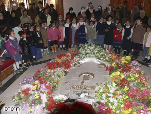 תלמידים עירקים על קברו של סדאם חוסיין
