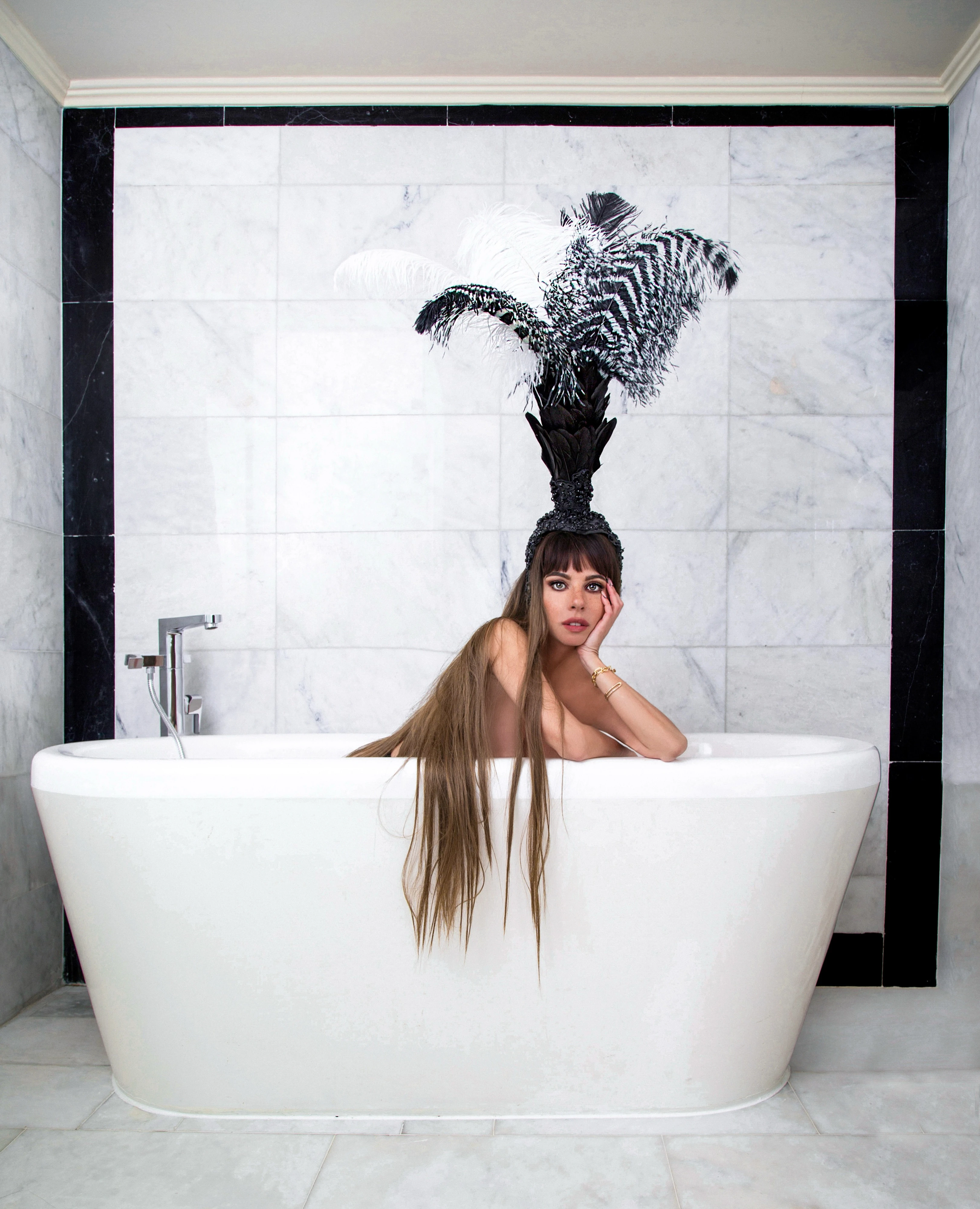 עוברת מעולם המשפיענות לעולם האמנות. קורין אברהם