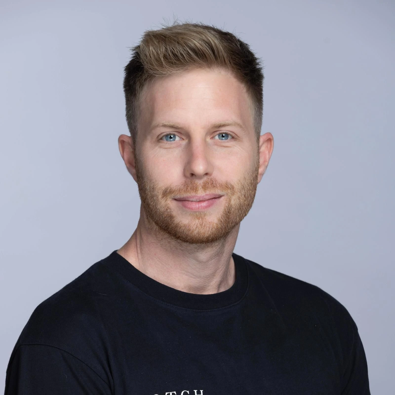 רועי ופניש.