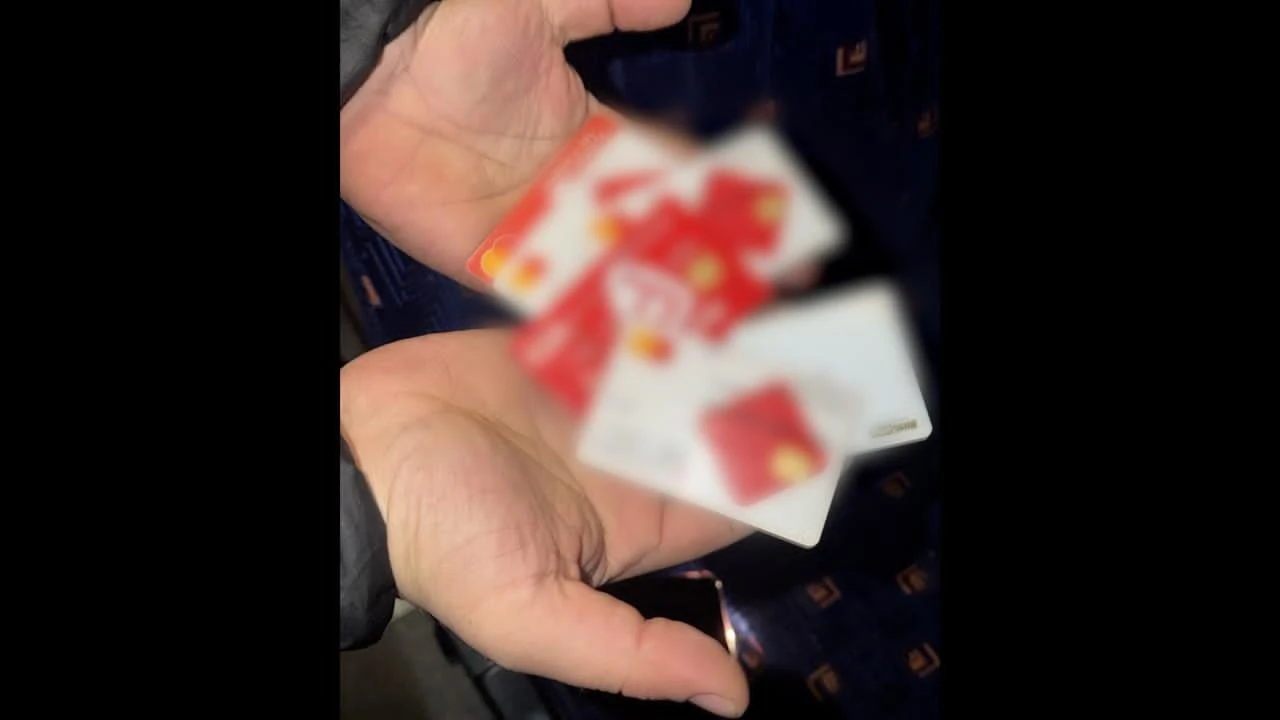 הכרטיסים שנחשדים כגנובים ונתפסו ברשות החשודים