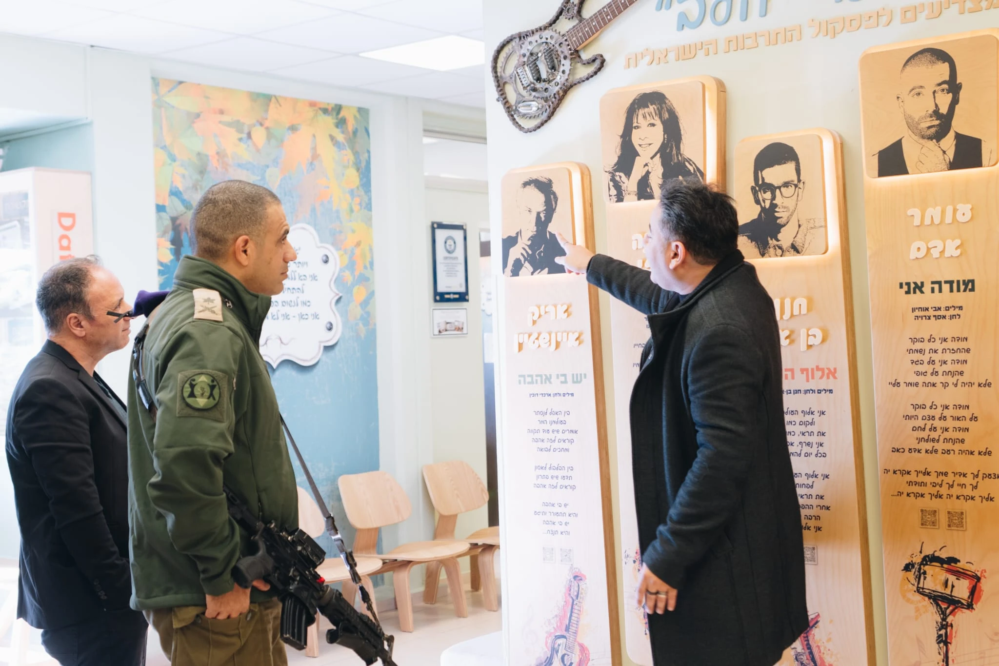 האלוף דדו-בר כליפא  ומנהל התיכון מאיר אבן שימול