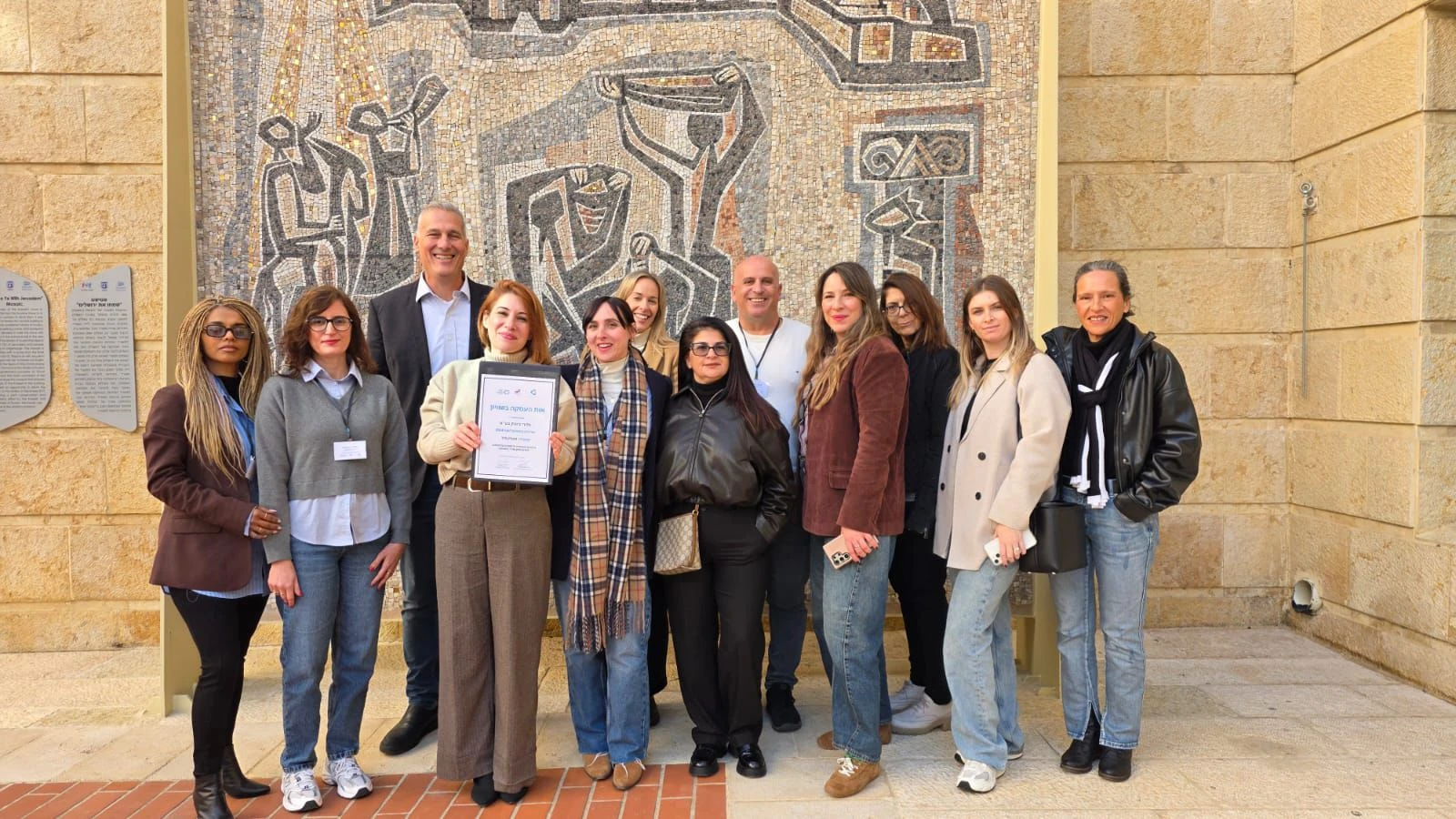 עובדי ועובדות פלורי מקבלים את אות ההעסקה בשוויון.