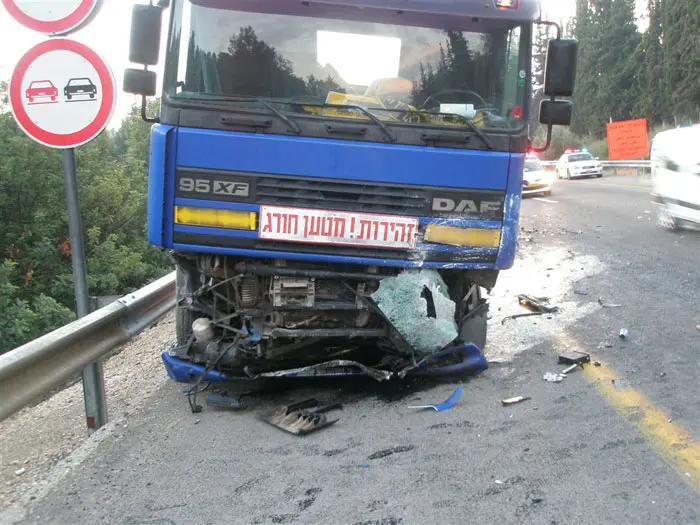 התאונה אירעה בין מכונית פרטית למשאית שהובילה מיכלית ביוב