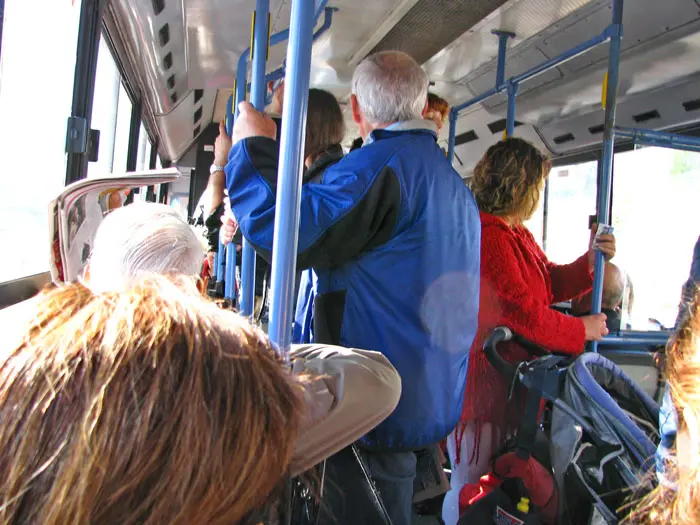 מעלים נוסעים רבים מדי לאוטובוס ואלה נאלצים לעמוד בדוחק