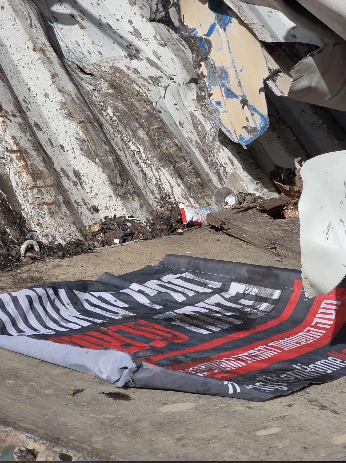 המכולות לאחר הריסתן