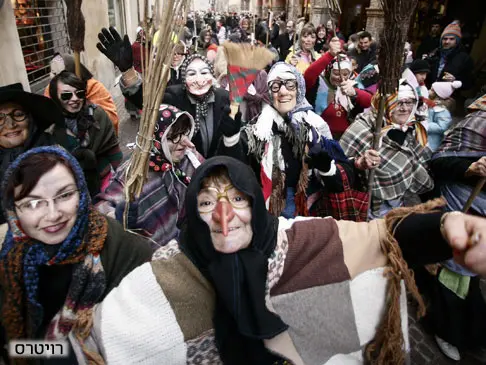 האיטלקים חוגגים את חג "לה בפאנה", הגעתה של המכשפה הטובה לכפר
