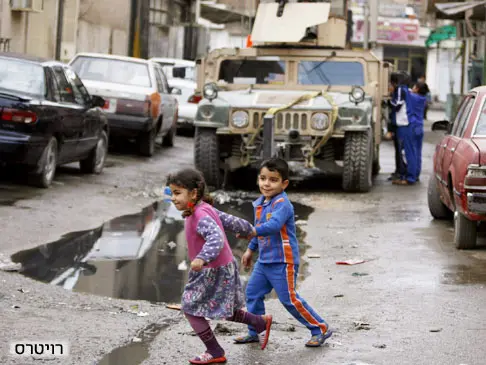 ילדים עירקים בבגדד מסתובבים סביב האמר של צבא ארה"ב
