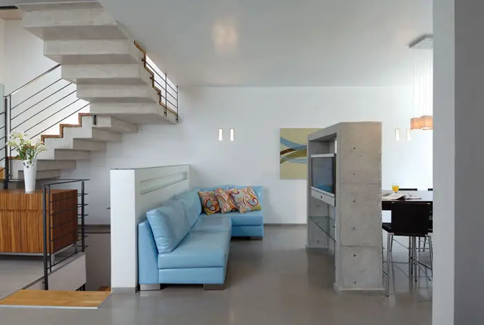 מבט מהכניסה לעבר פינת ישיבה צבעונית שעוצבה במיוחד עבור הבנות