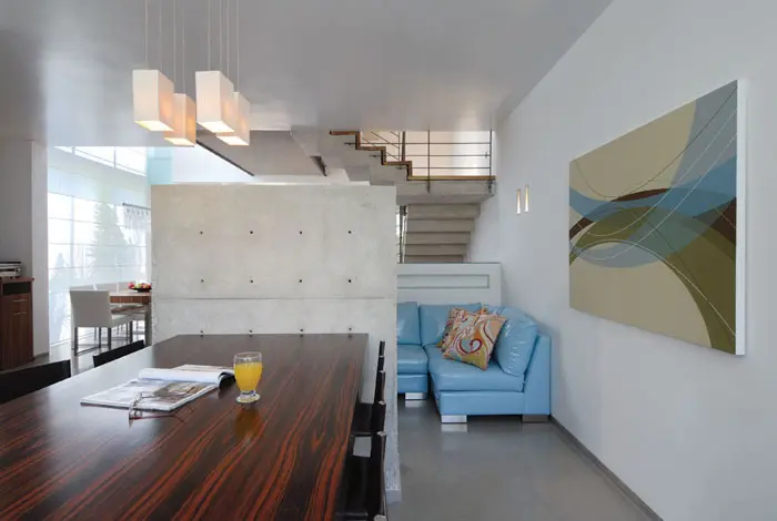 מבט מהמטבח אל גבה של נישת הבטון, המחלקת את חלל המטבח לשניים