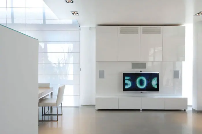 המזנון שבסלון עשוי MDF ומכיל בתוכו פתרון עיצובי לפלזמה, מערכת השמע והמזגן