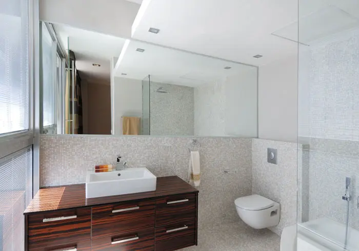 חדר הרחצה ביחידת ההורים כולל ג'קוזי ומרוצף באריחי פסיפס בהירים