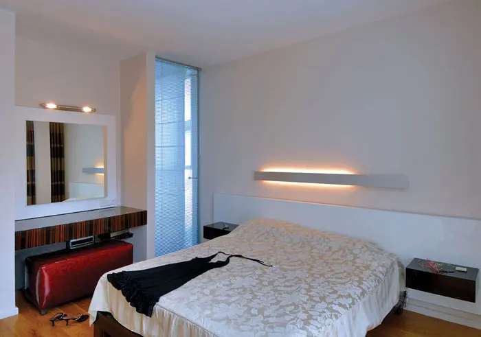 חדר ההורים, משקיף מהקומה העליונה לעבר קומת הכניסה מבעד לחלון זכוכית מאורך