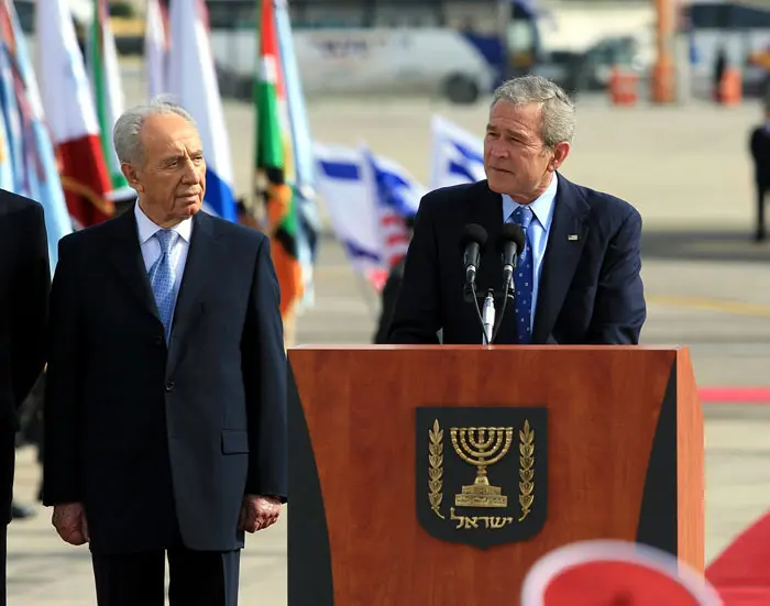 פרס ובוש. "מלחמה לעולם אינה מאוחרת מדי, שלום לעולם אינו מוקדם מדי"