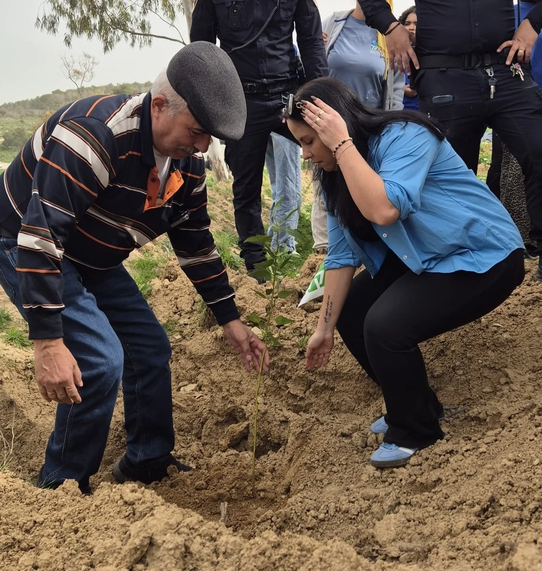 שאול, אבא של ג׳יאר דוידוב, ענבר אשתו של ג׳יאר דוידוב, נצ״מ ג׳יאר דוידוב היה מפקד תחנת רהט