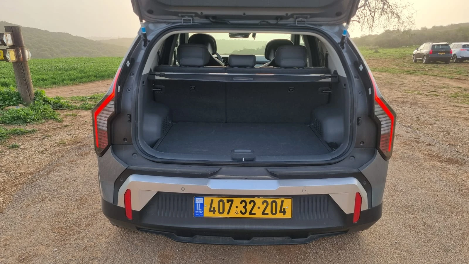 קיה. נפח טוב מאחור ויש גם תא מטען קדמי