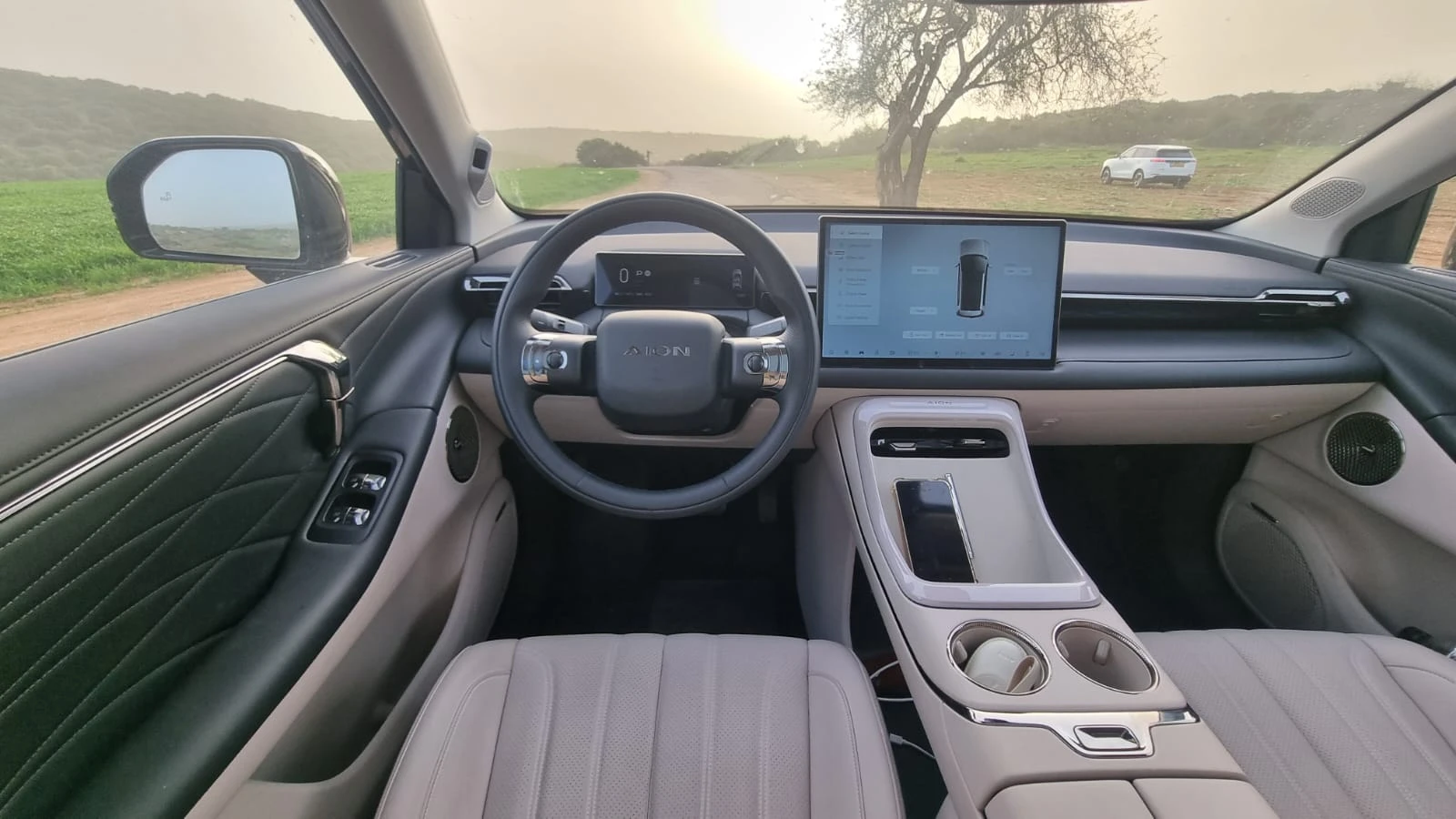 איון. תחושה מהודרת, אבל כל התפעול מהמסך