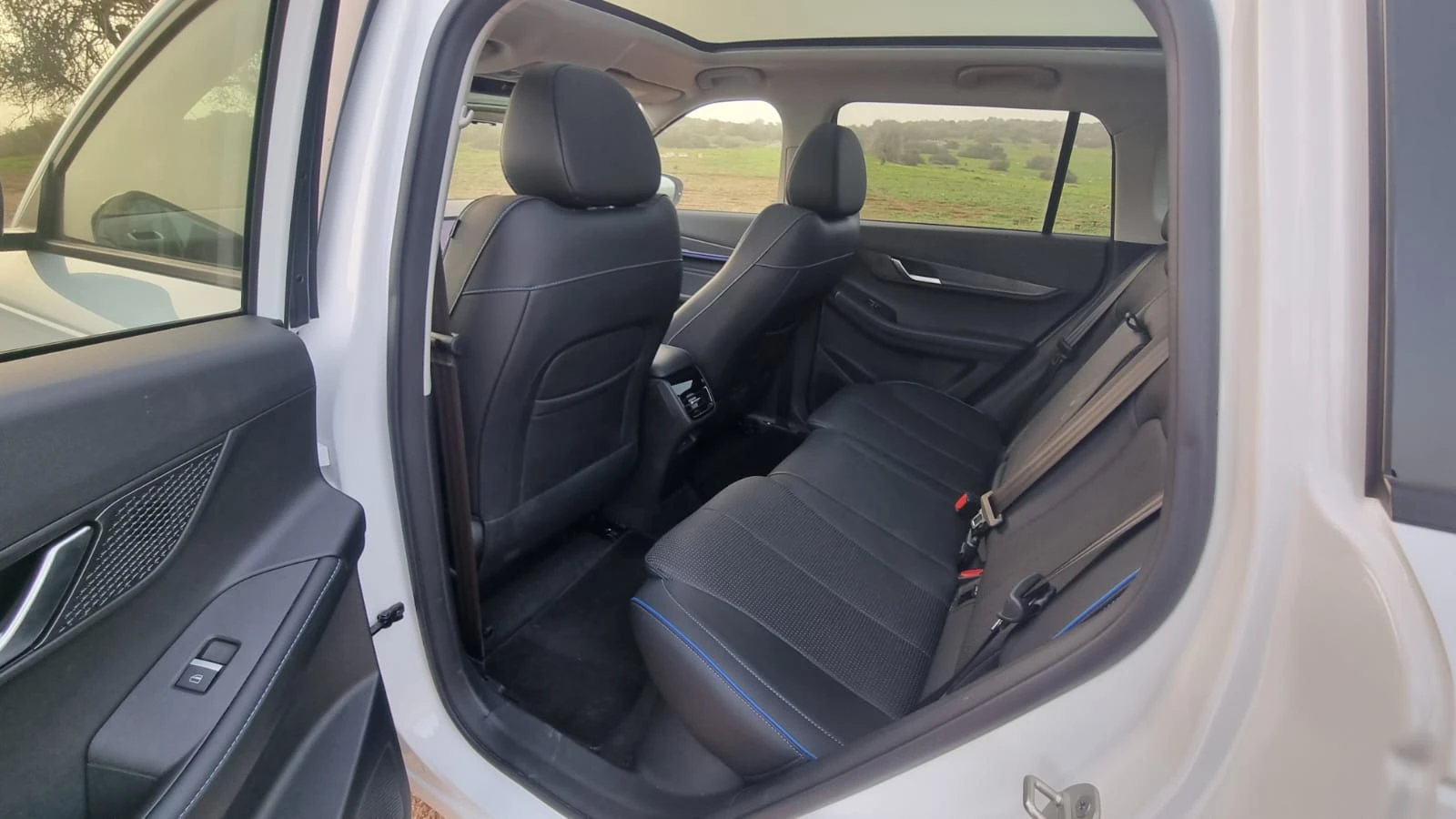 ג'אקו. מעט יותר רחב מהקיה, אבל מרווח הברכיים מצומצם