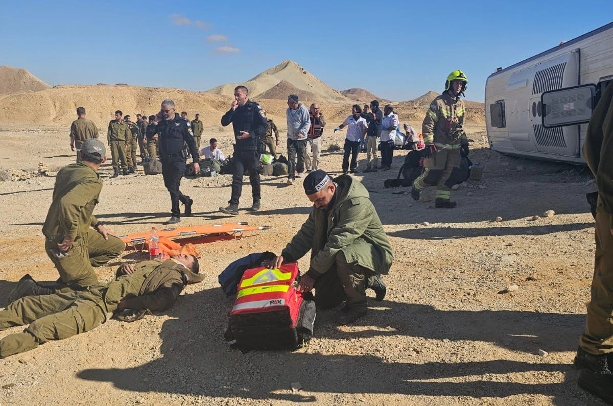 לוחמי יחידת מגן של ימ"ר דרום בזירת התאונה ליד מצפה רמון