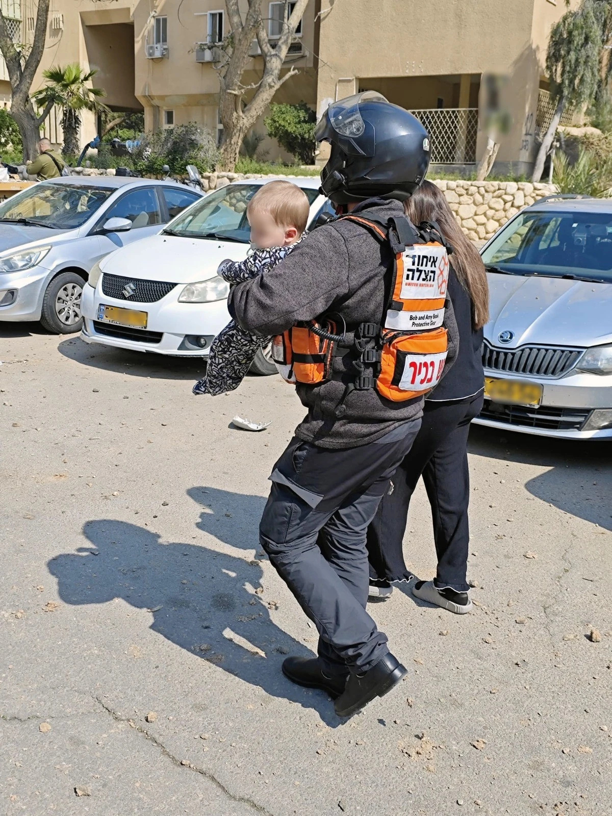 טיפול בפצועים בזירת הפגיעה בבאר שבע