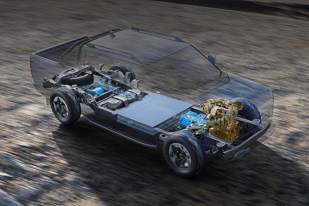 מנוע בנזין ושני מנועים חשמליים