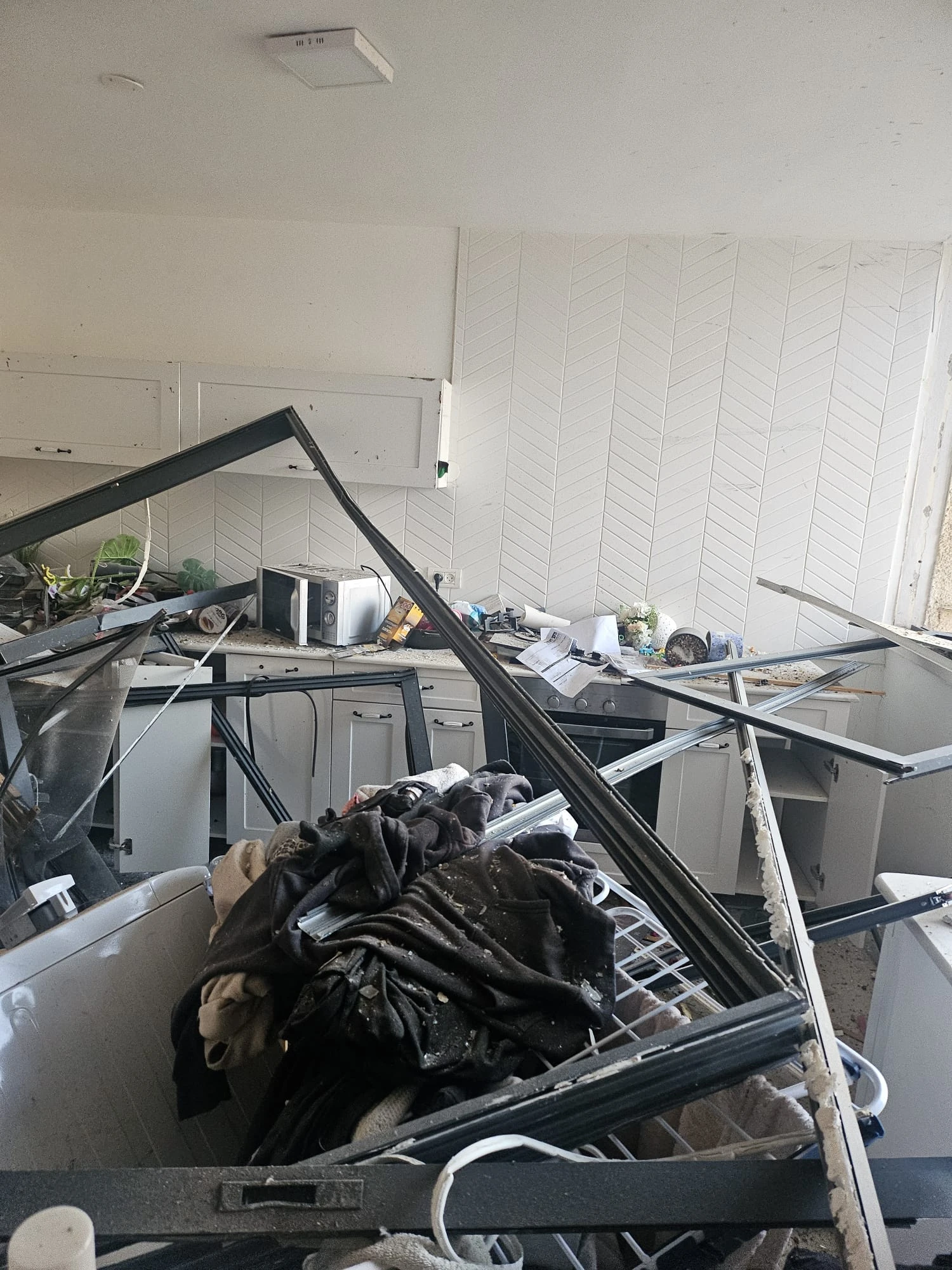 הנזק שנגרם בביתה של אולגה מפגיעת הטיל בבאר שבע