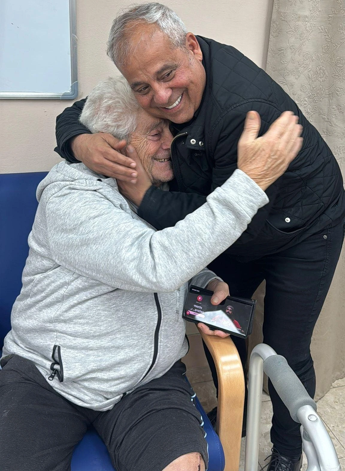 ראש עיריית דימונה בני ביטון עם אחד ממשתתפי "תוכנית לילה"