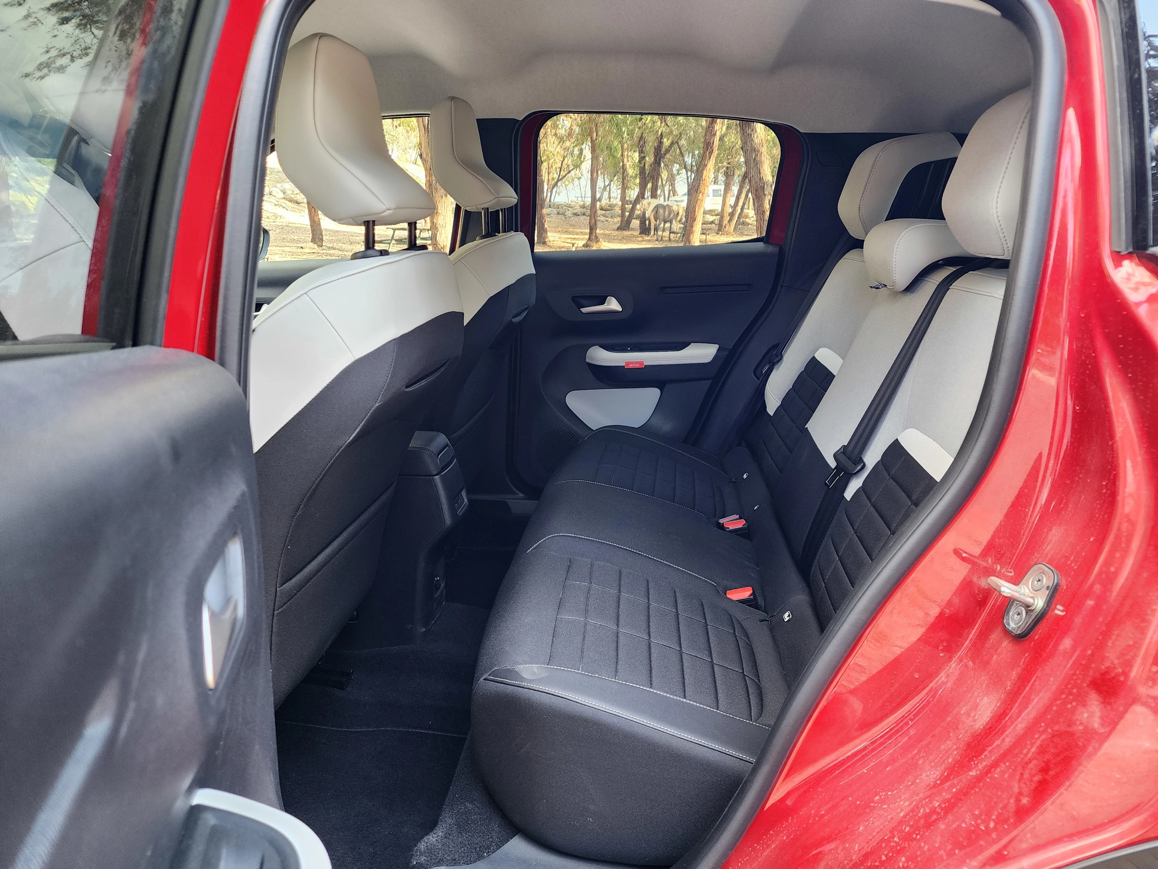 גם הישיבה מאחור גבוהה