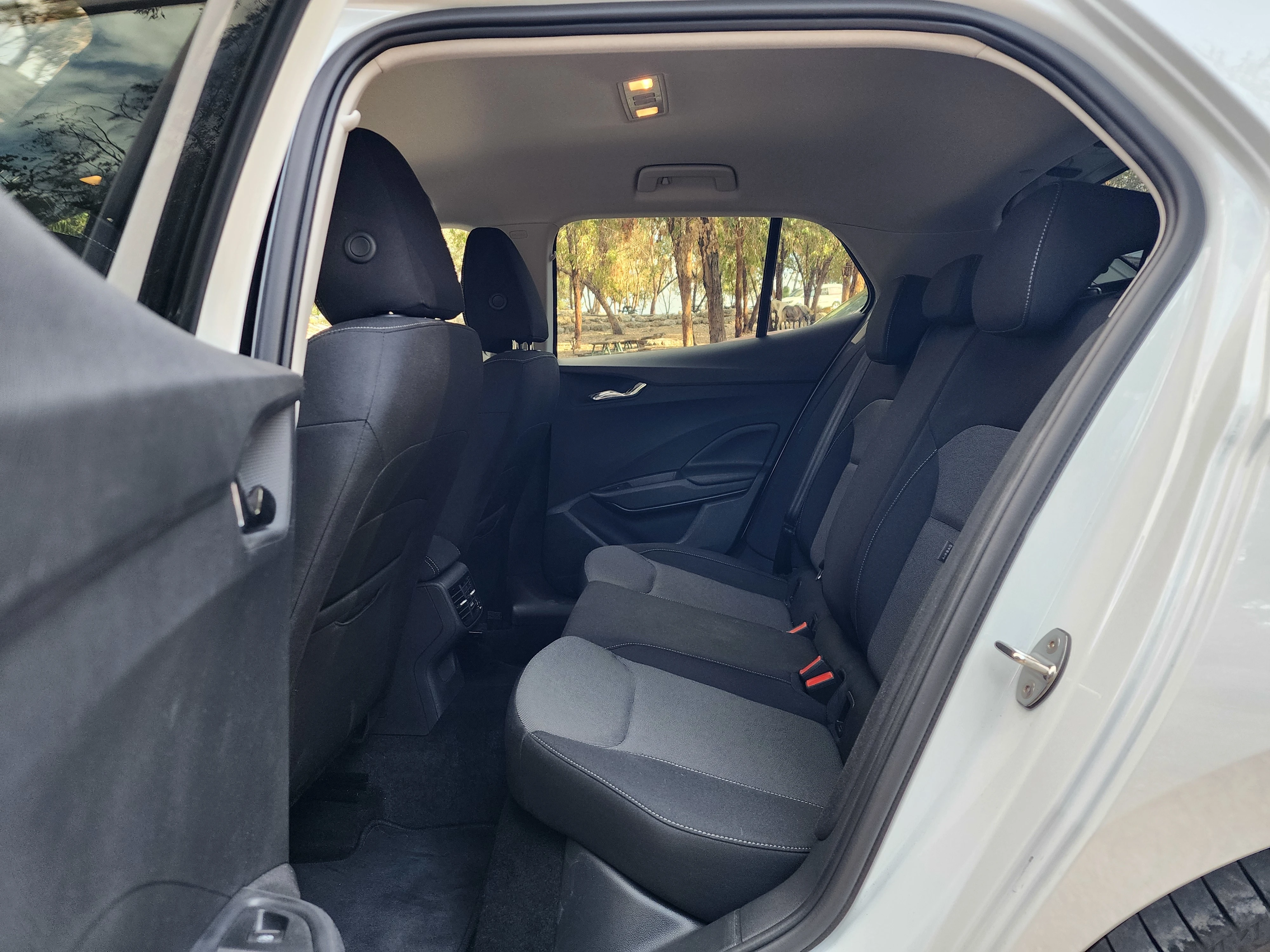 הישיבה יותר נמוכה, אבל יש יציאת מזגן נדירה בסופר מיני