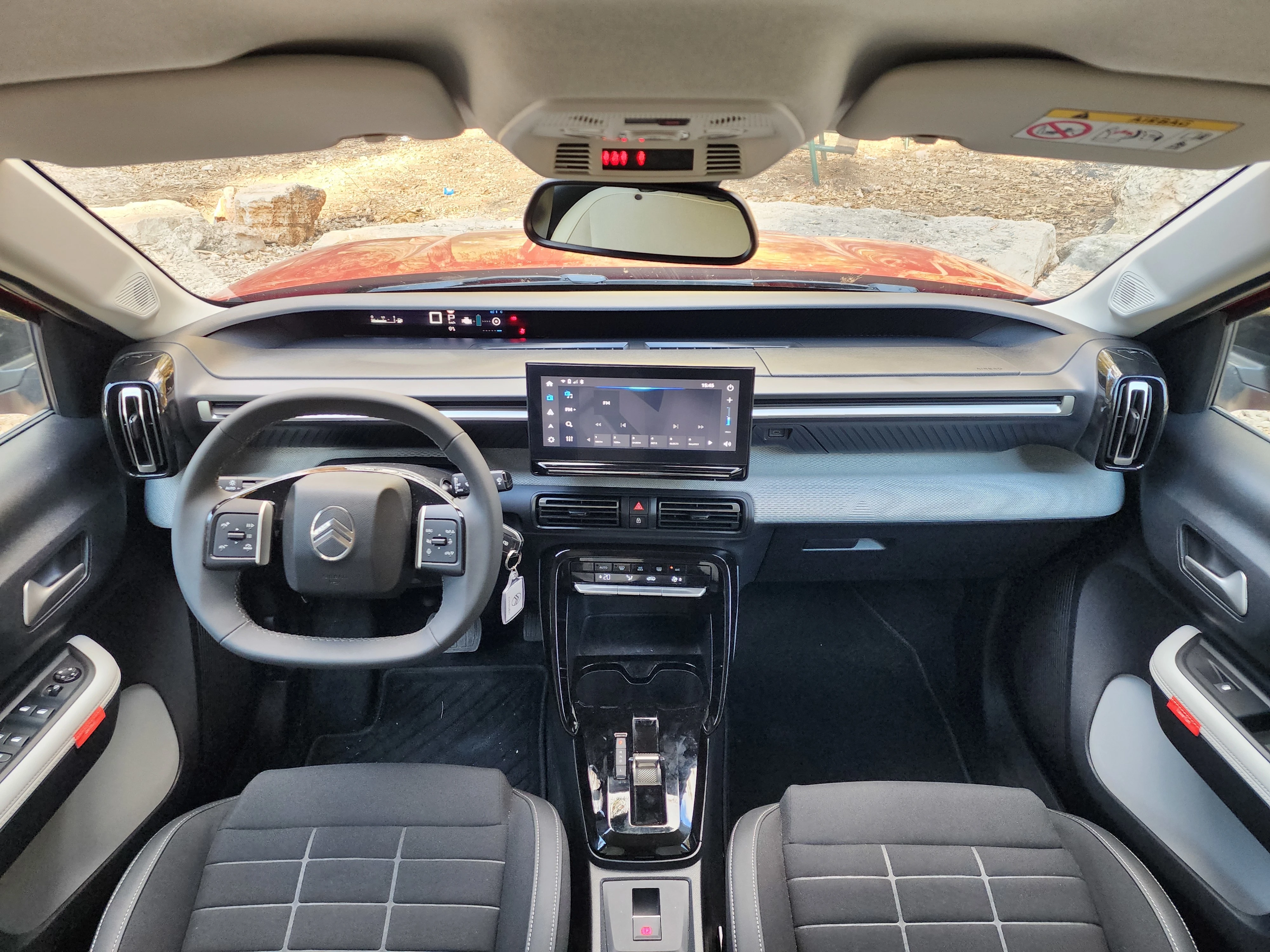 סביבת נהג בסיסית יותר בסיטרואן, לוח מחוונים מוגבה כסוג של "תצוגה עילית"