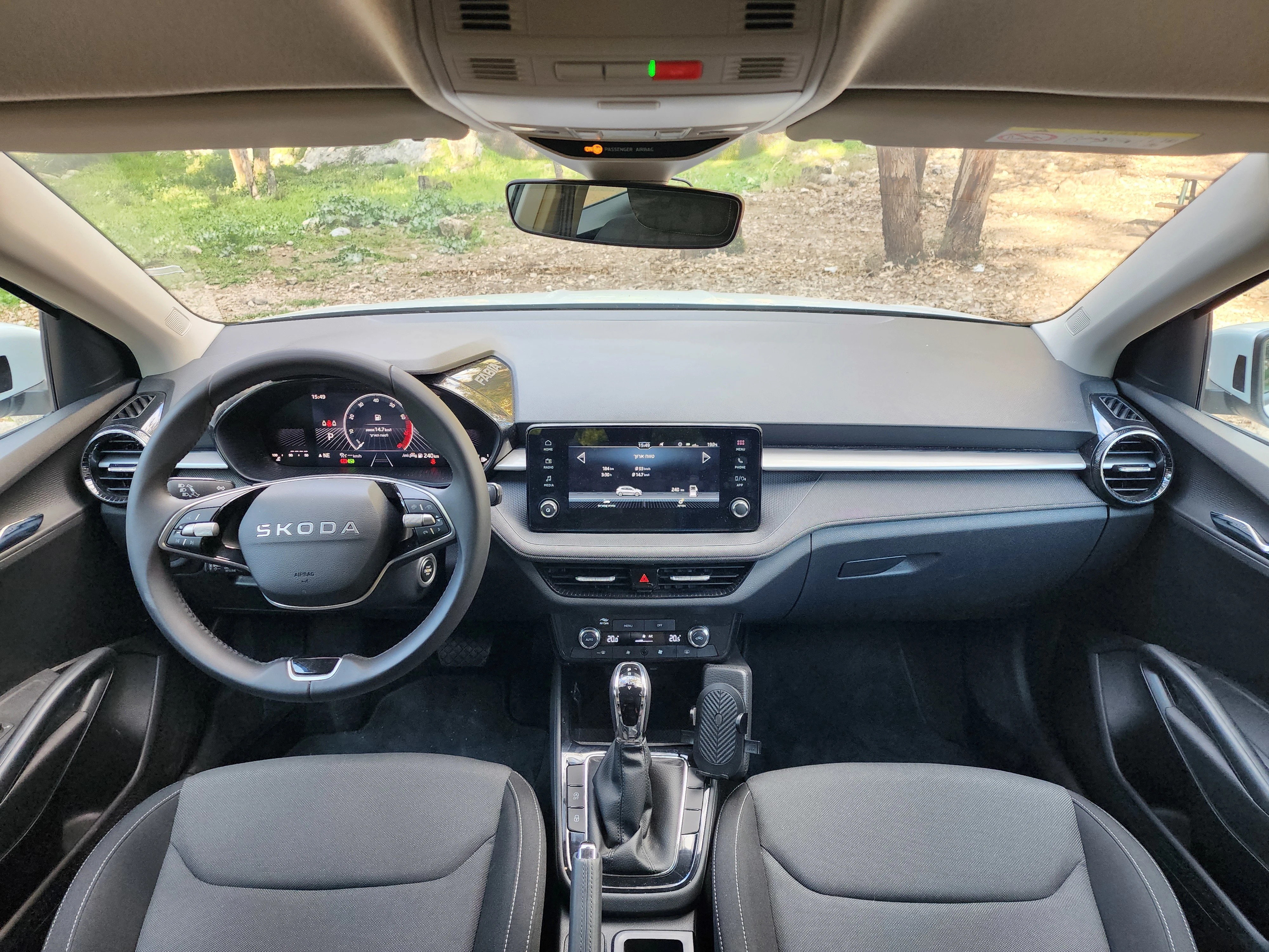 סביבת נהג עשירה יותר בסקודה, אך יותר משעממת ולא מחדשת