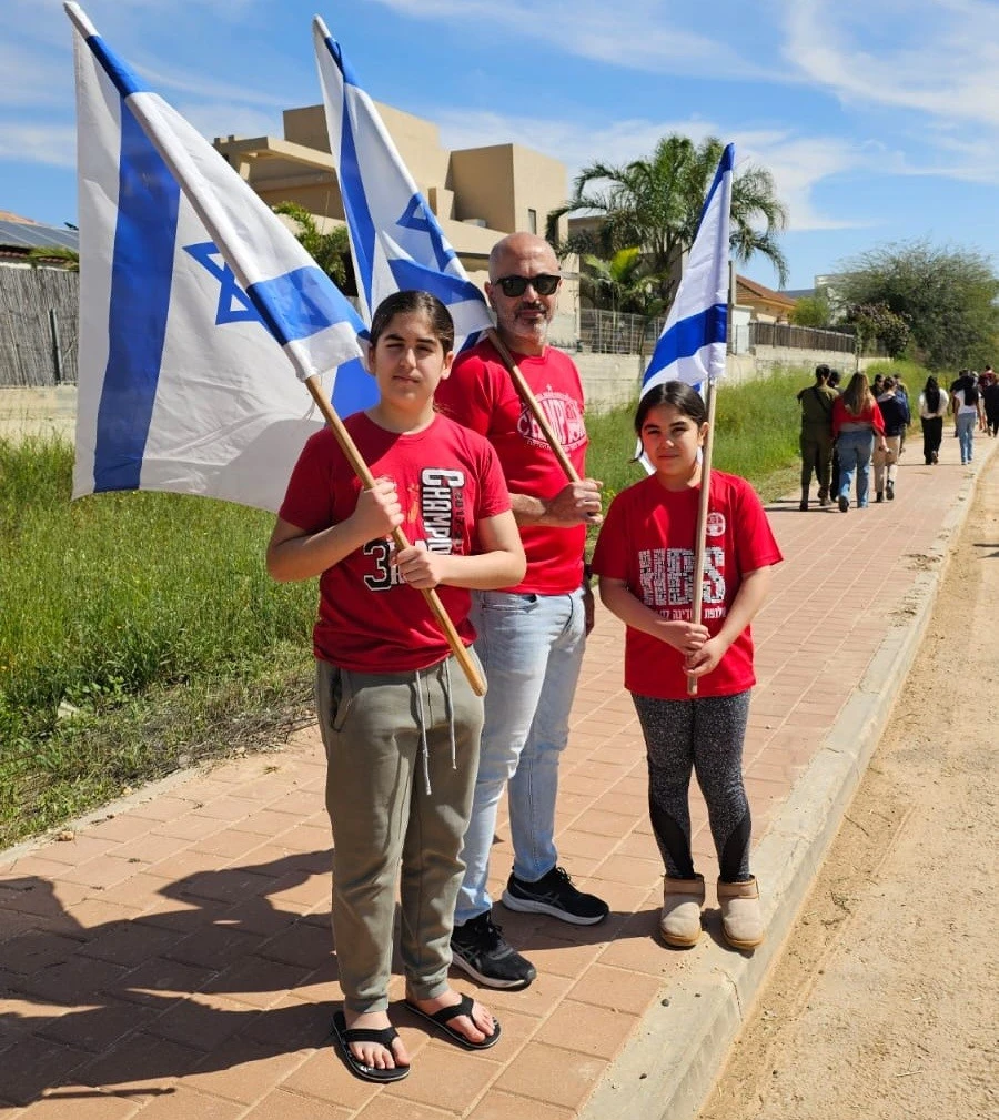 תושבי להבים לבושים אדום לקראת הלווייתו של בן כהן ז"ל שנפל בלבנון