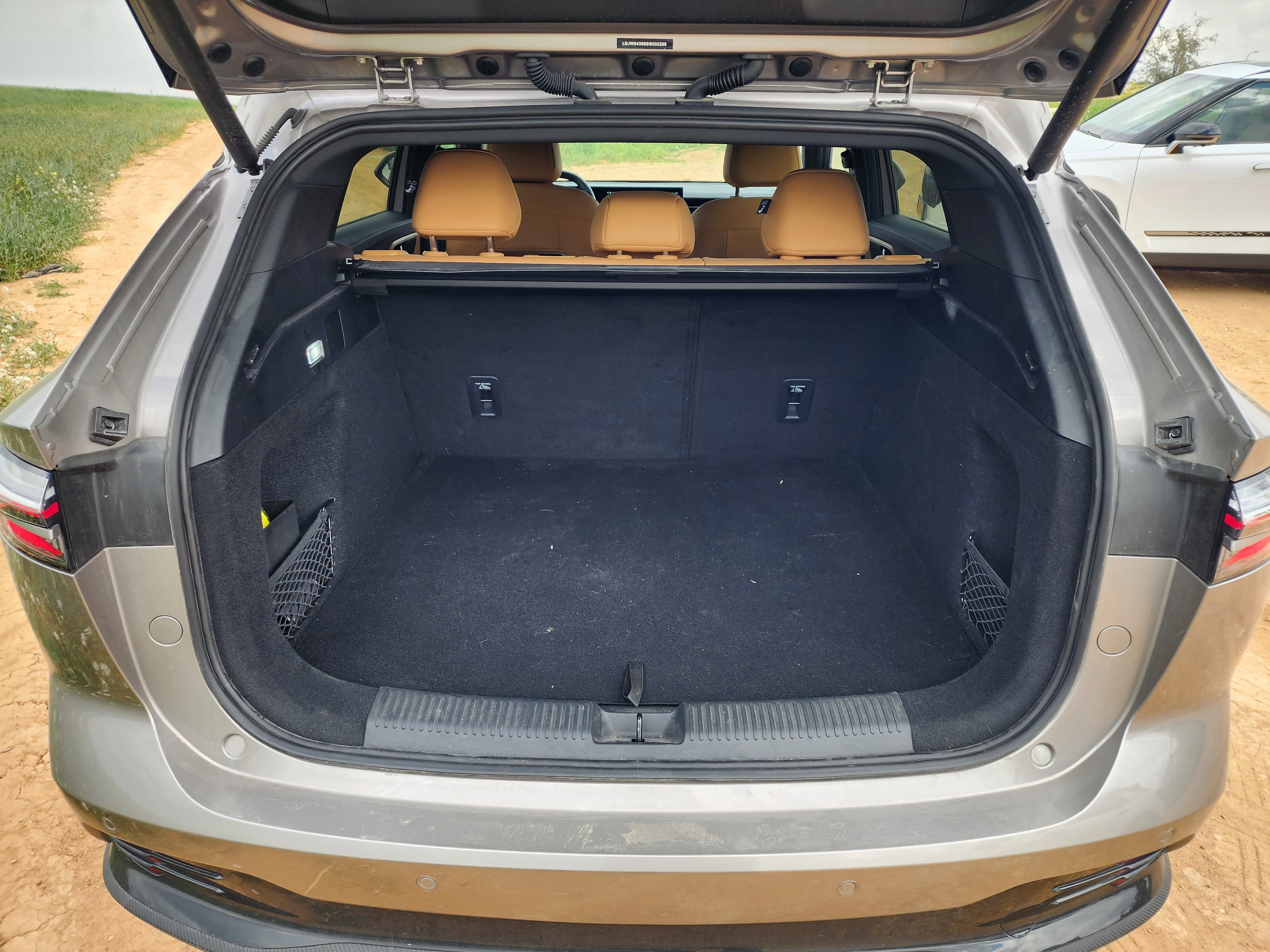 EHS. באמצע ביניהם, ללא חלל נוסף מתחת לתא