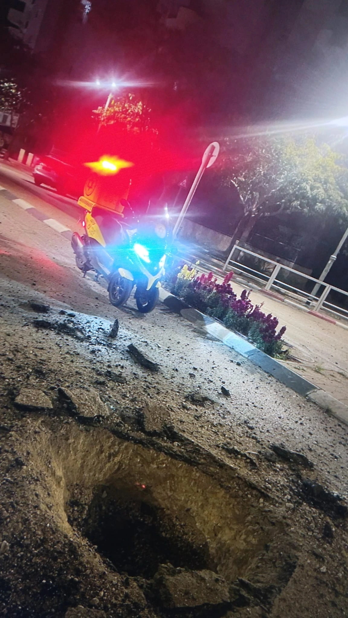 הבור שנפער בכביש בבאר שבע כתוצאה מטיל מתפצל