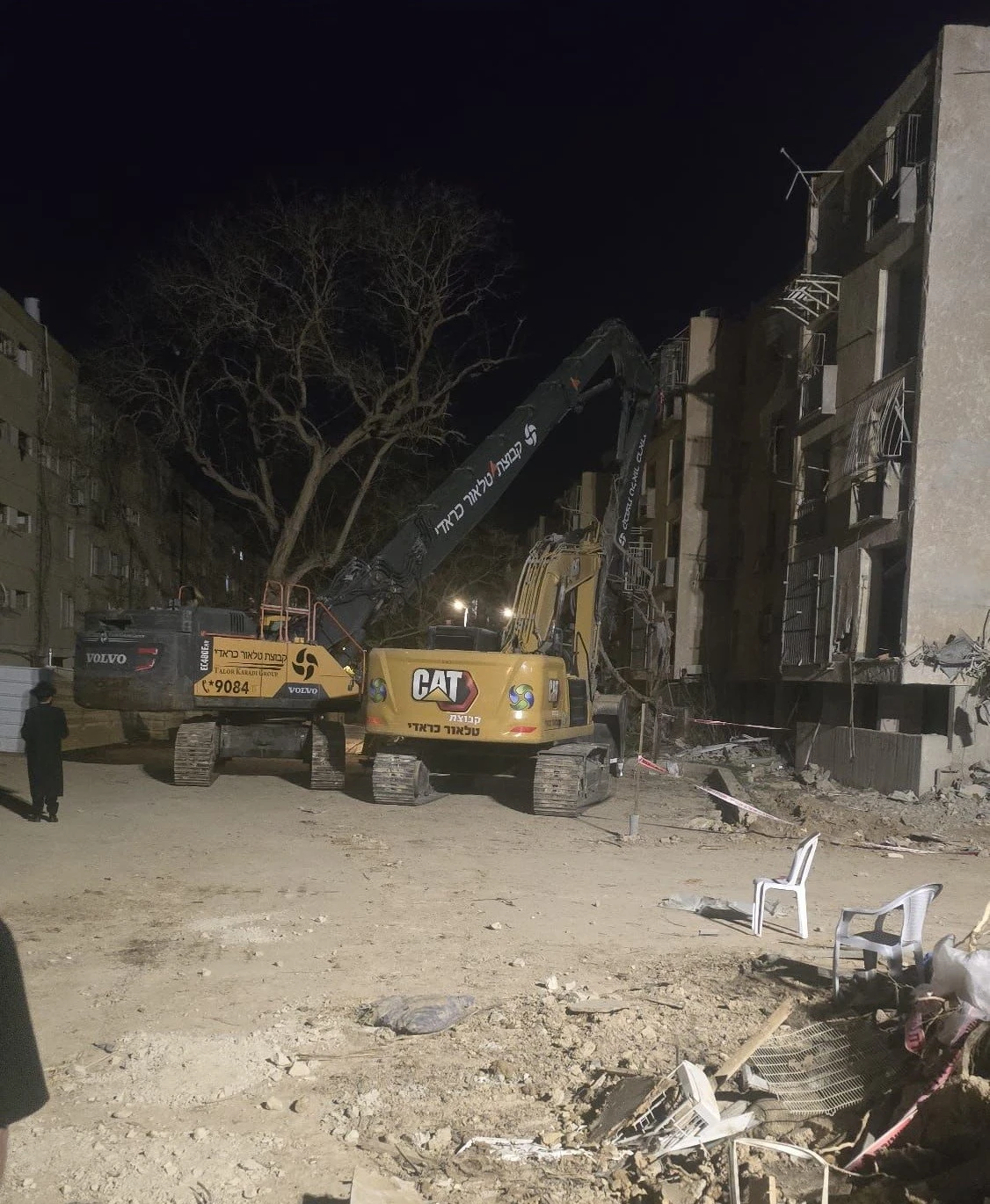 דחפורים בערד לקראת הריסת המבנים שנפגעו מטיל איראני