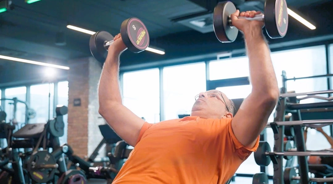 לחיצת חזה בשיפוע עליון