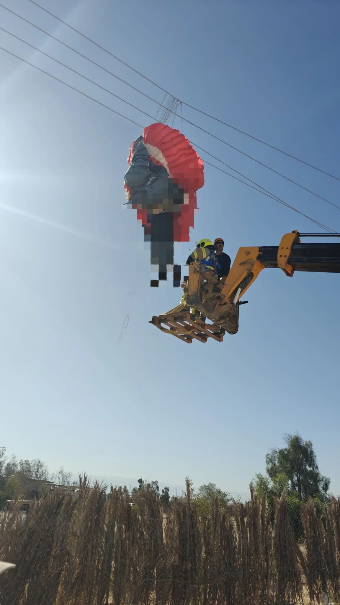 צנחן הרחיפה שנלכד בכבלי החשמל ליד ספיר