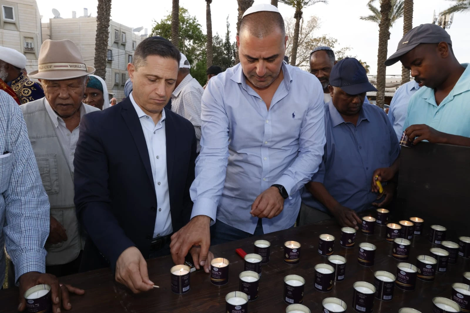 דנילוביץ' וסגנו מדליקים נרות בטקס הזיכרון ליהודי אתיופיה שנספו בדרכם ארצה