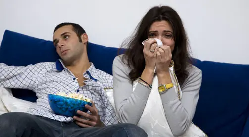 בראד החזיר את החולצה - ברור שהיא תבכה, לא?