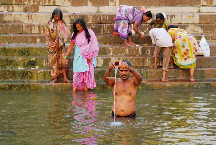 "בתוך המים עמדו הברמיהינים - אנשי הדת, הקאסטה הכי גבוהה בהודו -ממלמלים משהו שלא הבנתי, אבל נשמע נפלא"