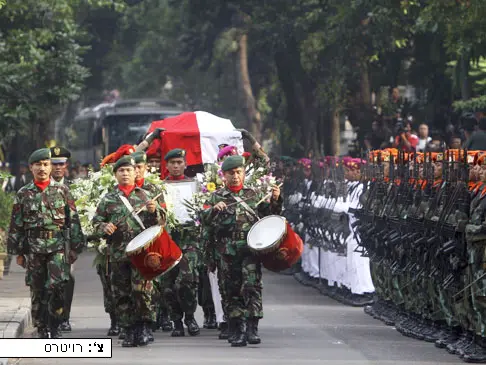חיילים נושאים את ארונו של נשיא אינדונזיה לשעבר סוהרטו